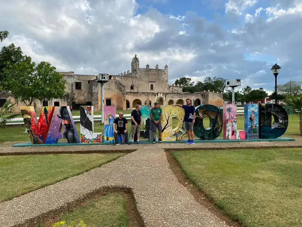 Patryck, Kevin, Mouse, and Justin at the Valladolid sign